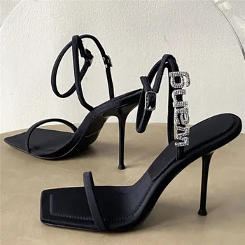 Декор из хрустальных букв, Летние Сандалии, Атласные женские туфли-лодочки, Черные туфли на высоком каблуке, женские свадебные модельные туфли, сандалии-гладиаторы с квадратным носком