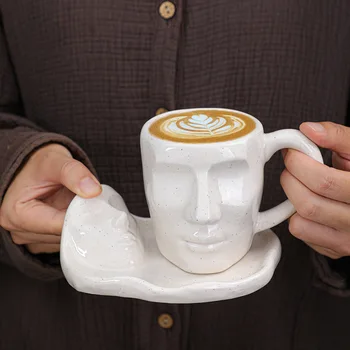 Кофейная чашка из белой керамики весом 10,14 жидких унций с блюдом, Большая емкость, абстрактная художественная фигурка, Чайная чашка для поцелуев, Подарок для пары, Кружка для молока на завтрак.